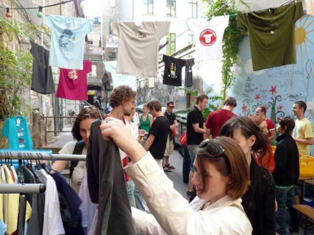 T-Shirt-Liebhaber im Innenhof des Café Cinema (Berlin)