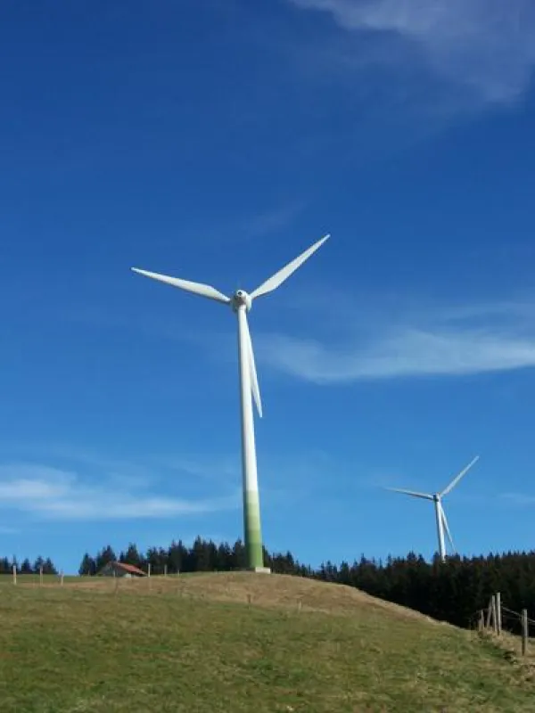 Noch sind Windräder wie diese hier im Allgäu eher spärlich gesät. Möglicherweise werden es aber in den kommenden Jahren mehr werden. Strikt dagegen sind die meisten Allgäuer wohl nicht. Foto: eza!