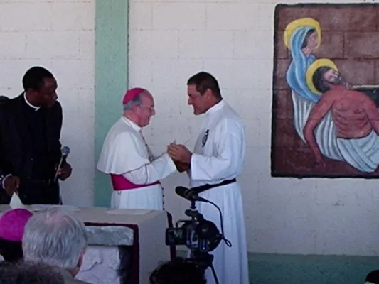 Bild: Vertreter des Papstes in Haiti - Segen, wo die Not am größten ist