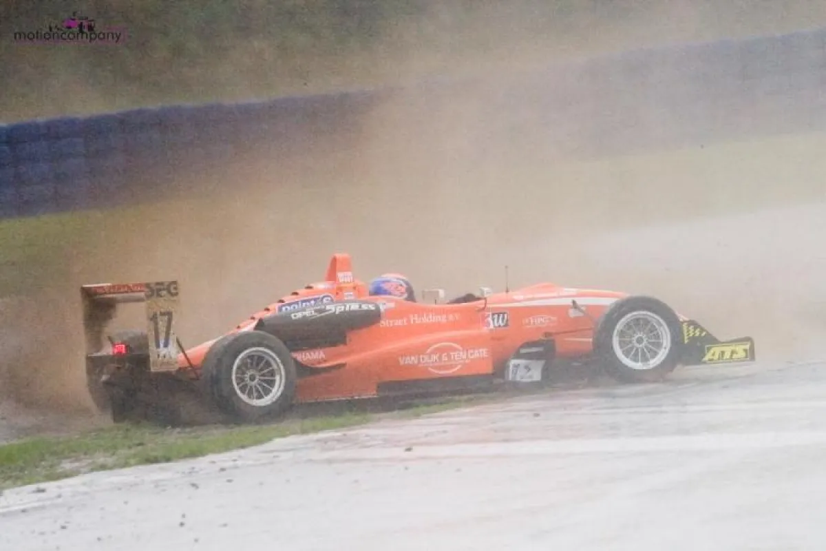 Dominck Muermans beim Ausflug ins Grüne im ATS Formel 3 - Cup