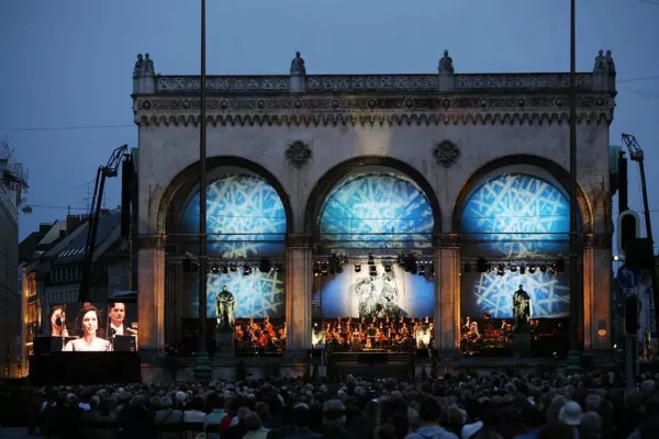Bild: Ticket-Aktion zum Muttertag - In diesem Geschenk ist Musik drin - Klassik am Odeonsplatz mit 20 Prozent Rabatt