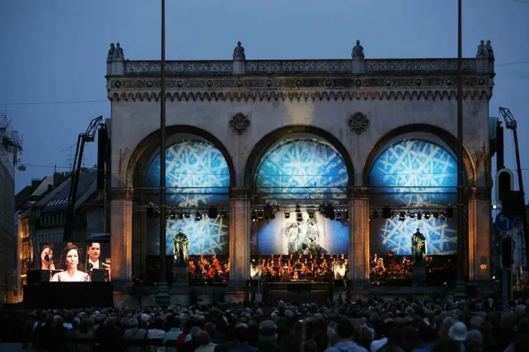 Bild: Ticket-Aktion zum Muttertag - In diesem Geschenk ist Musik drin - Klassik am Odeonsplatz mit 20 Prozent Rabatt