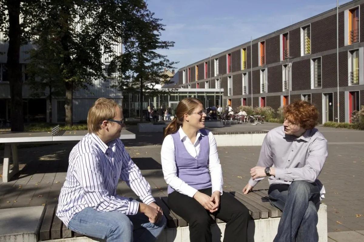 Teilnehmer vor der Jugendherberge Düsseldorf