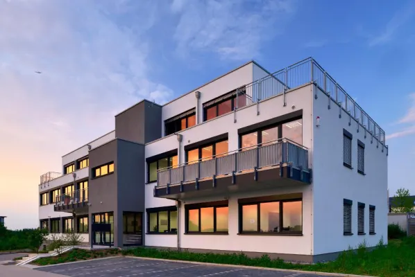 Bild: Maßgeschneiderte Bürogebäudelösung für dc-Systeme: Modulbau mit dem gewissen Etwas