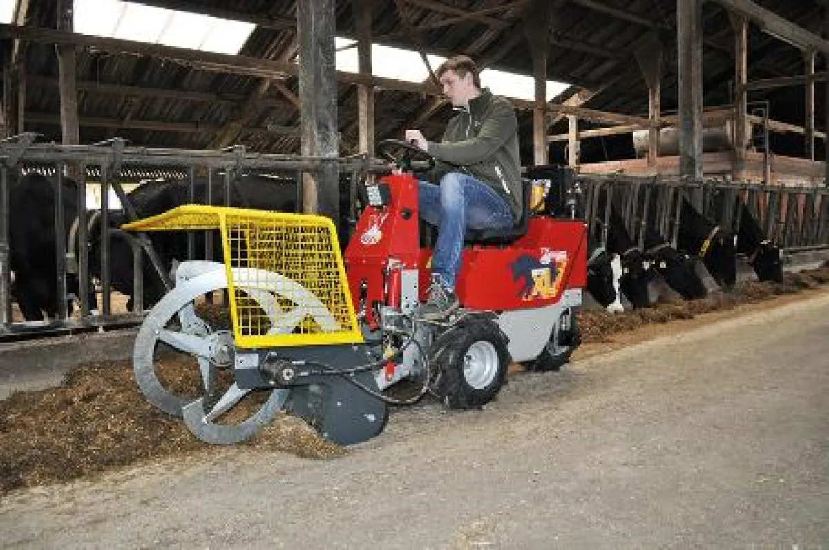 Der Cleanmeleon 2 XL beim Arbeitseinsatz im Stall.