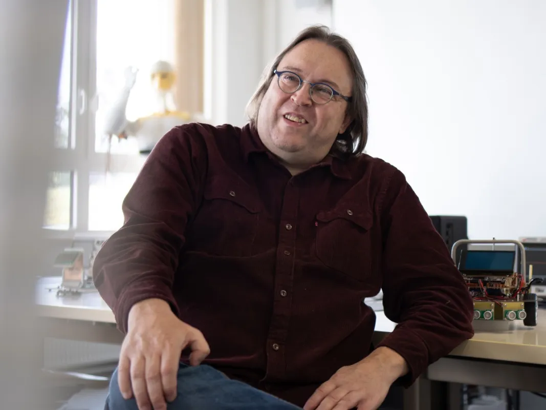 Prof. Dr. M. Engel schätzt an der Professur die Unabhängigkeit und die vielfältigen Möglichkeiten (© Hochschule für angewandte Wissenschaften Coburg)