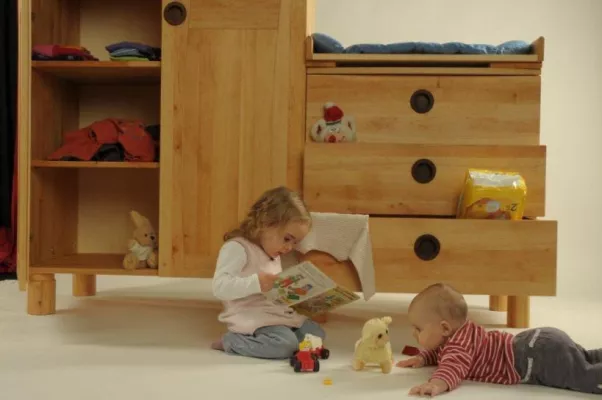 Bild: Kinder brauchen Rückzugsgebiete. Schlichte Kinderzimmer in Massivholz schützen vor Reizüberflutung.