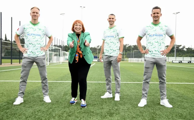 Bild: Das neue 1. Liga-Trikot mit modernisiertem Firmenlogo 