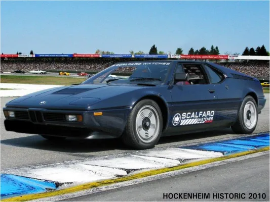 Bild: Scalfaro Uhren bedankt sich bei Karl-Heinz Kalbfell für eine erfolgreiche Klassik-Rennsaison 2010