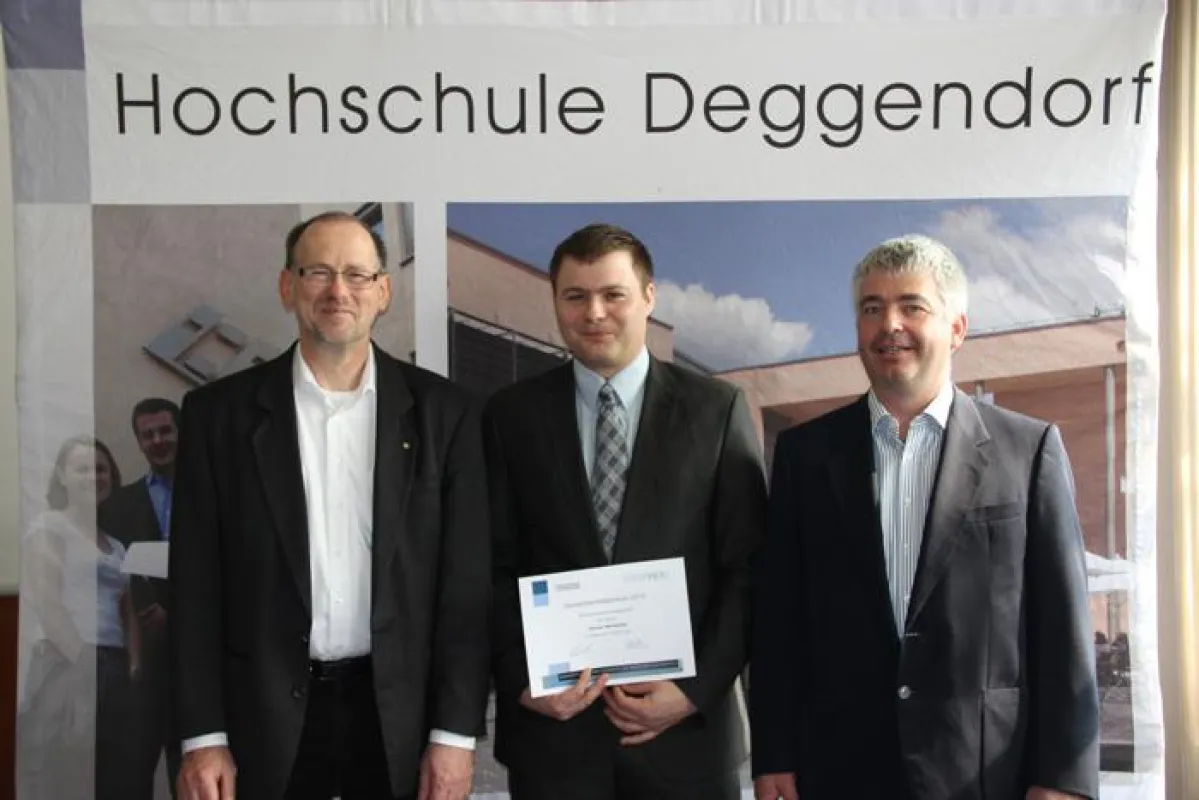 V.l.n.r.: Prof. Dr. Peter Sperber (HDU Deggendorf), Stipendiat Florian Windorfer, Peter Mayer (S+S)