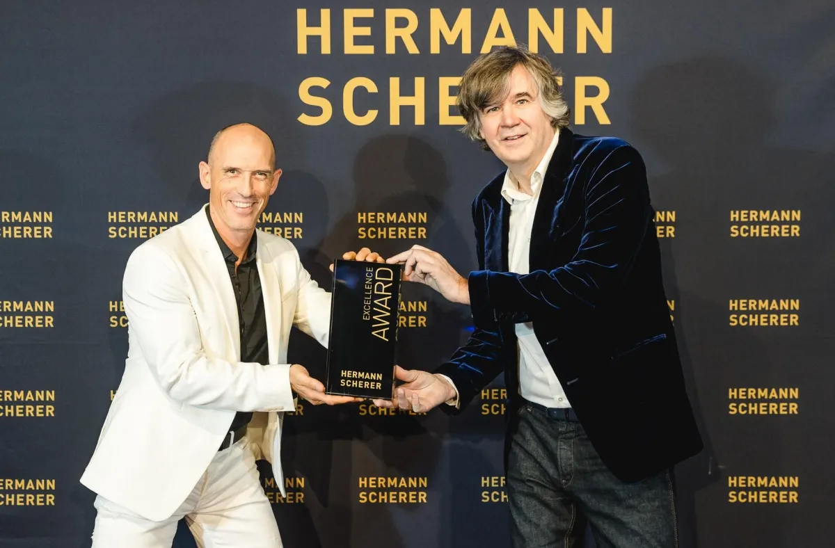 Dr. YU (links) empfängt den Excellence-Award von Hermann Scherer (© Foto: Dominik Pfau)