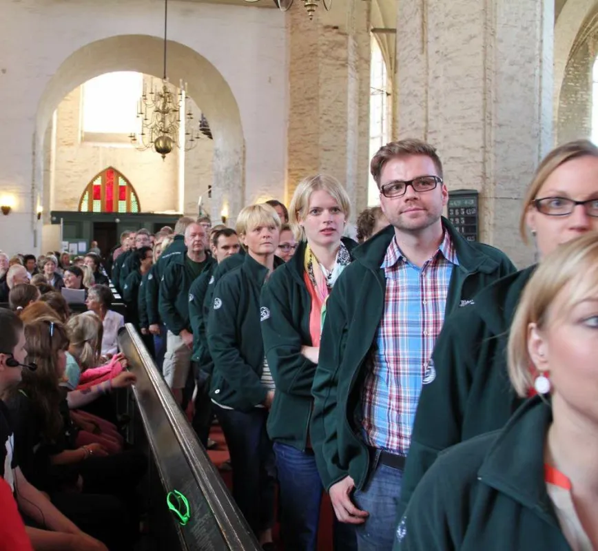 Die Mitarbeiter der Biochem GmbH stehen in der Kirche in Wolgast