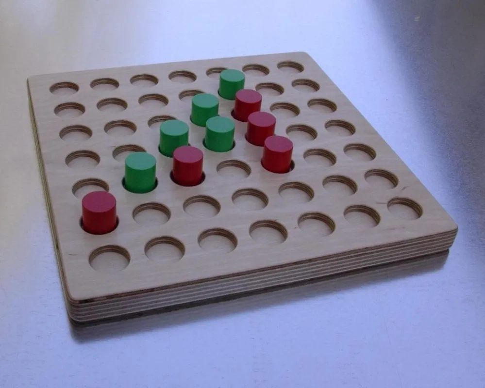 QUADLINO+MÜHLE color: Bei QUADLINO sorgen einfache Regeln für Spannung und Spielspaß. Auf der Rückseite des Birke-Spielbrettes findet sich der Spieleklassiker MÜHLE in neuer dynamischer Form.