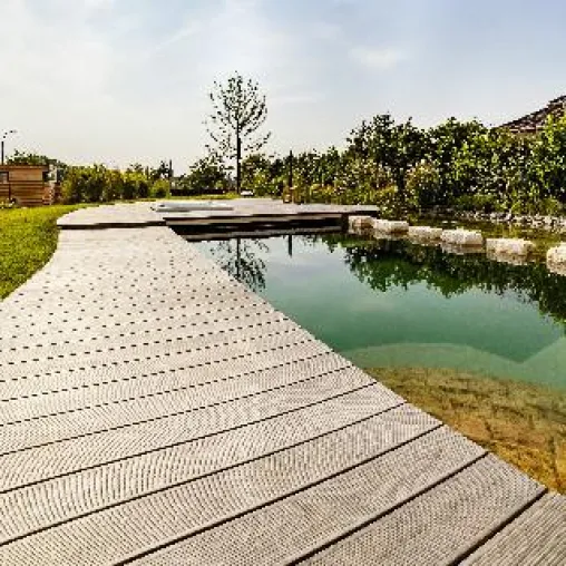 Bild: Das umweltfreundliche Terrassenholz: KEBONY Holz auf der Messe GALABAU