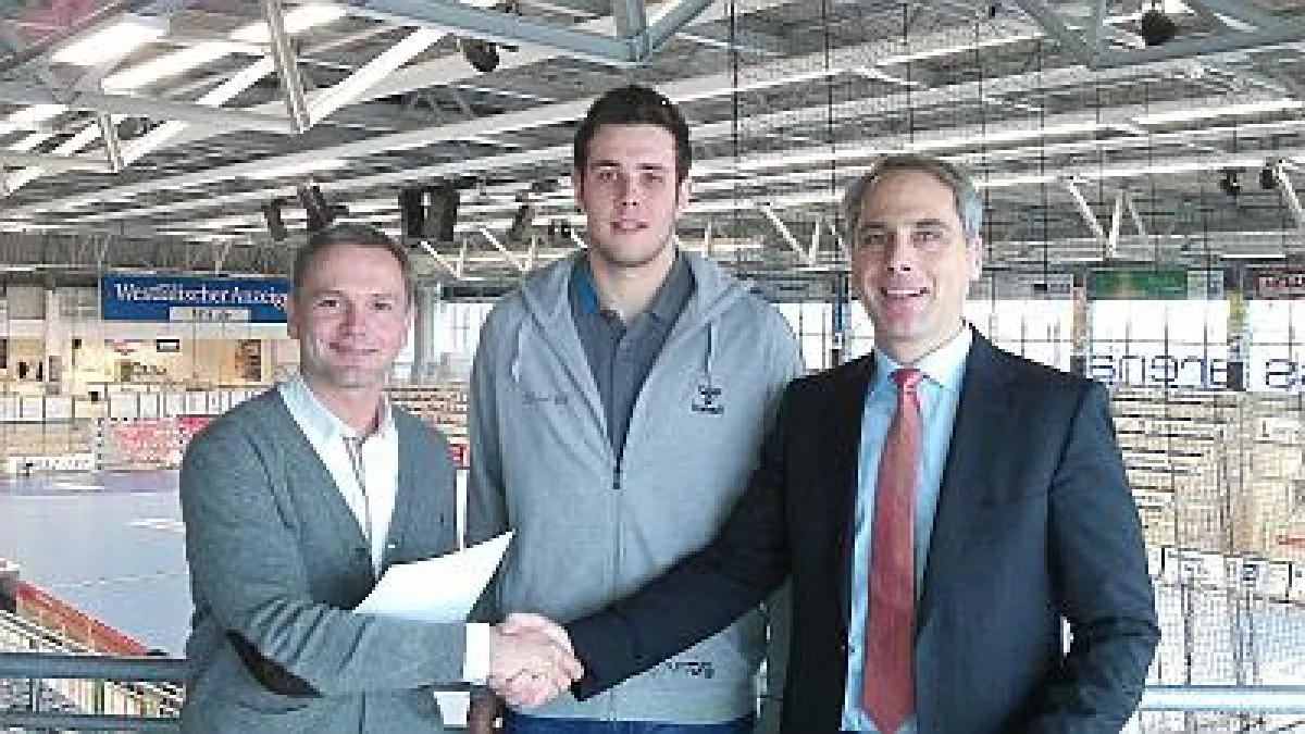 Foto (v.l.n.r.): ASV-Manager Kay Rothenpieler, ASV-Spieler und Stipendiat Jan Brosch und SRH-Geschäf