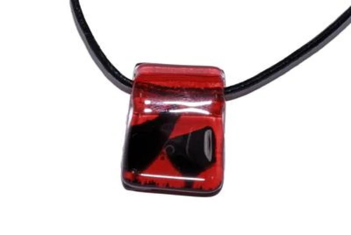 Rot wie ein schöner Sonnenuntergang strahlt der Anhänger aus Fusingglas.