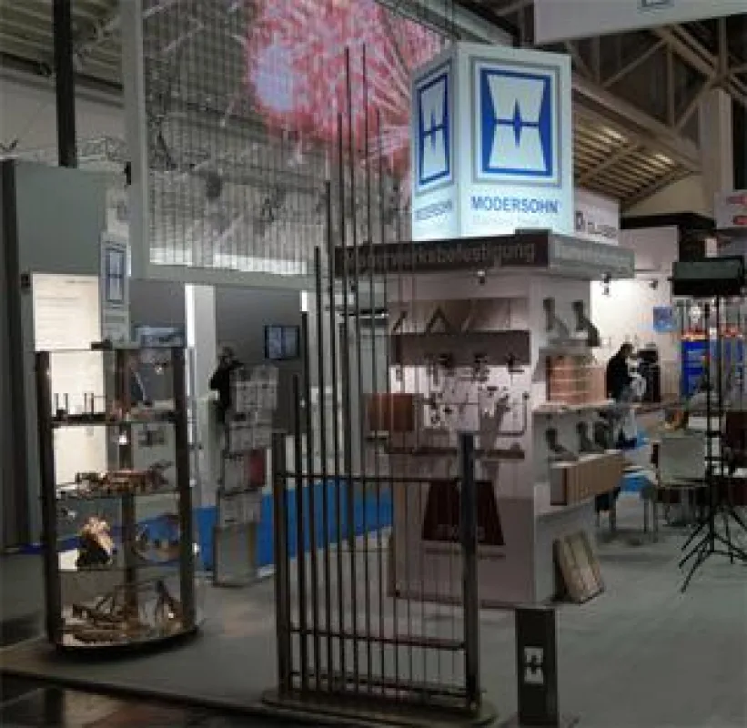 MOSO Messestand mit Gewindestangenmustern