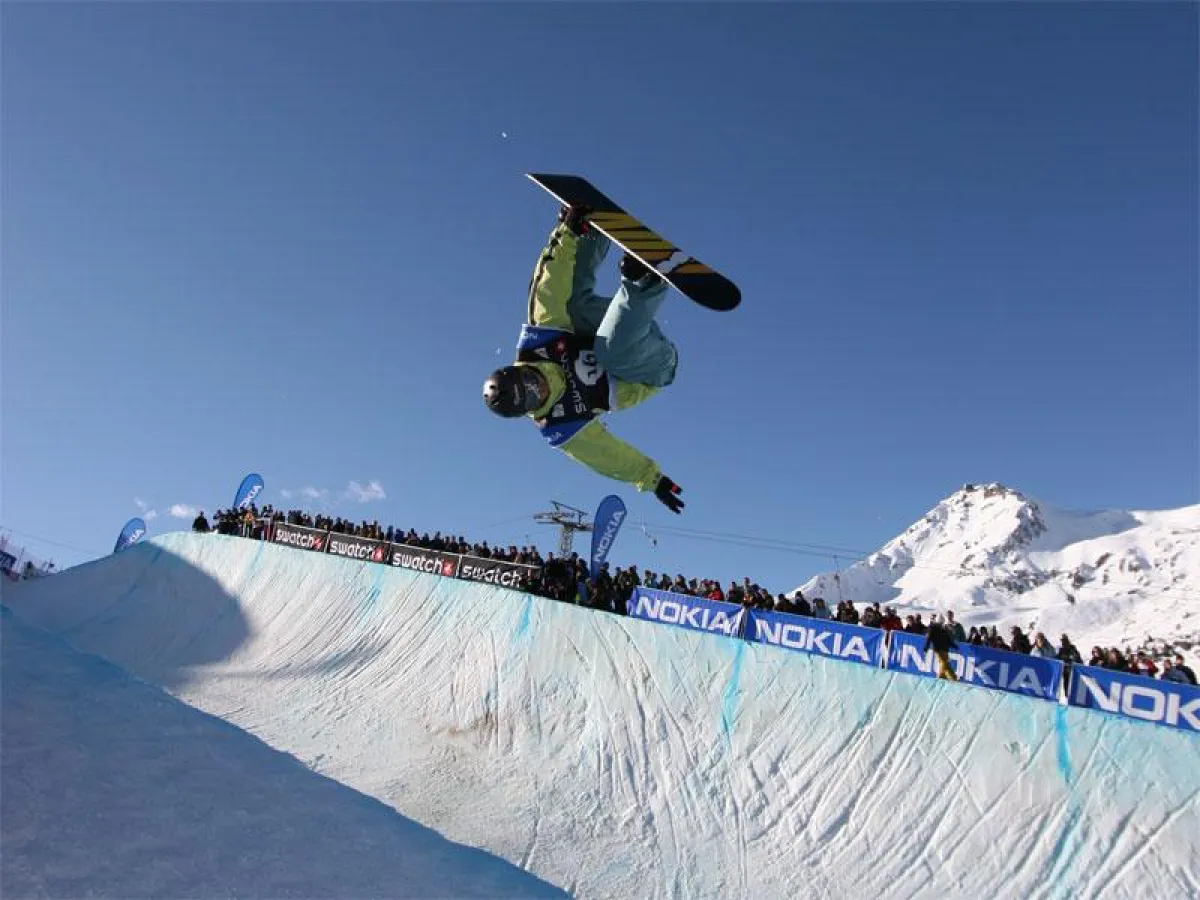 Die Welt steht Kopf: Snowboardartisten sind in der Halfpipe zu erleben.