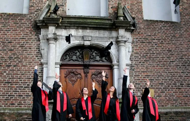 Bild: Premiere: Hochschule Neuss verabschiedet erste Absolventen