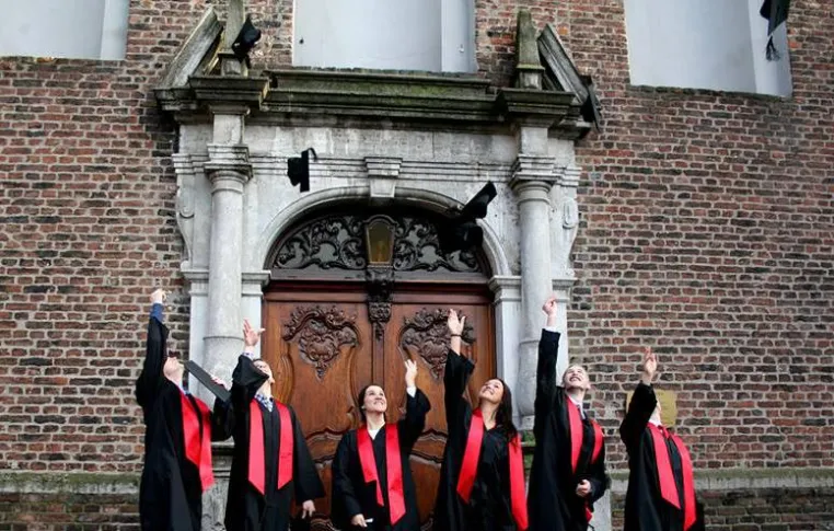 Bild: Premiere: Hochschule Neuss verabschiedet erste Absolventen