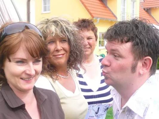 Happy Birthday und ein Küsschen in Ehren - Guinness Weltrekord im Schnellküsen im Juni 2009 in Berlin Bild: Happy Birthday und ein Küsschen in Ehren - Guinness Weltrekord im Schnellküsen im Juni 2009 in Berlin