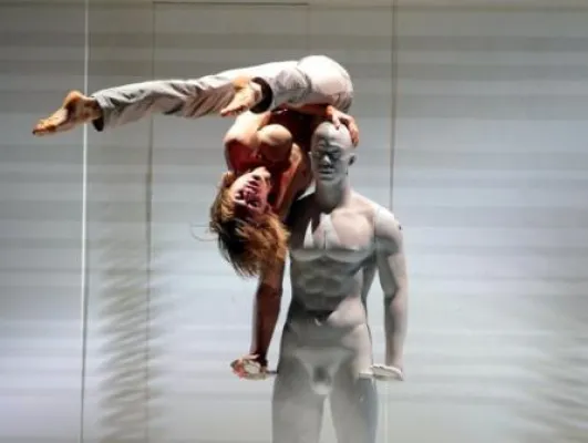 Bild: "DUMMY" - Der Blick durchs Showfenster in eine einzigartige varietistische Welt