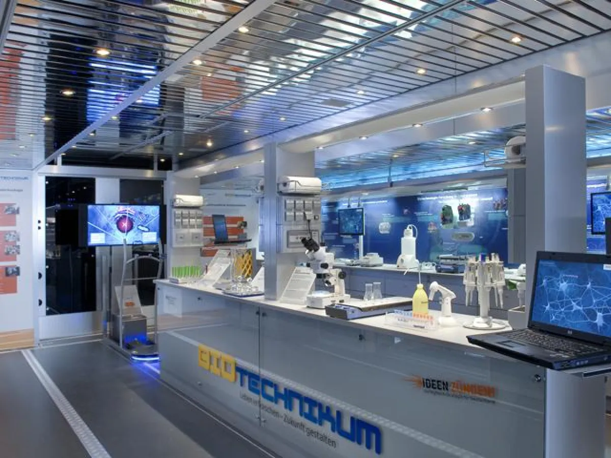 In der mobilen Erlebniswelt BIOTechnikum können sich die Besucher in die Biotechnologie vertiefen