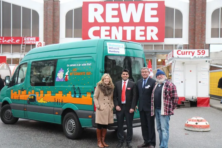 Bild: Die fünf neue REWE Center in Hamburg sammeln für den Mitternachtsbus