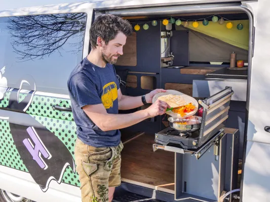 Camping-Champion: Das Küchenmodul für VW-Busse der Bayerischen Bus Manufaktur Bild: Camping-Champion: Das Küchenmodul für VW-Busse der Bayerischen Bus Manufaktur