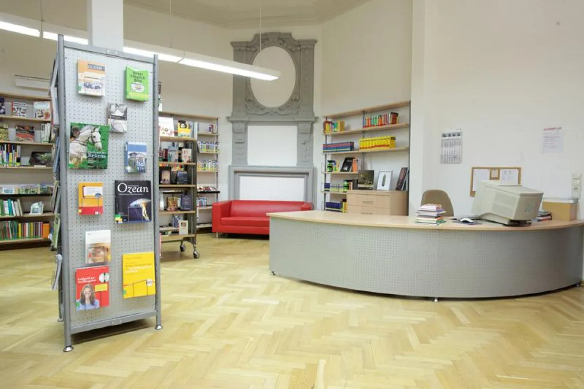 Regale im Bereich der Verbuchung, einseitig an der Wand oder doppelseitig freistehend