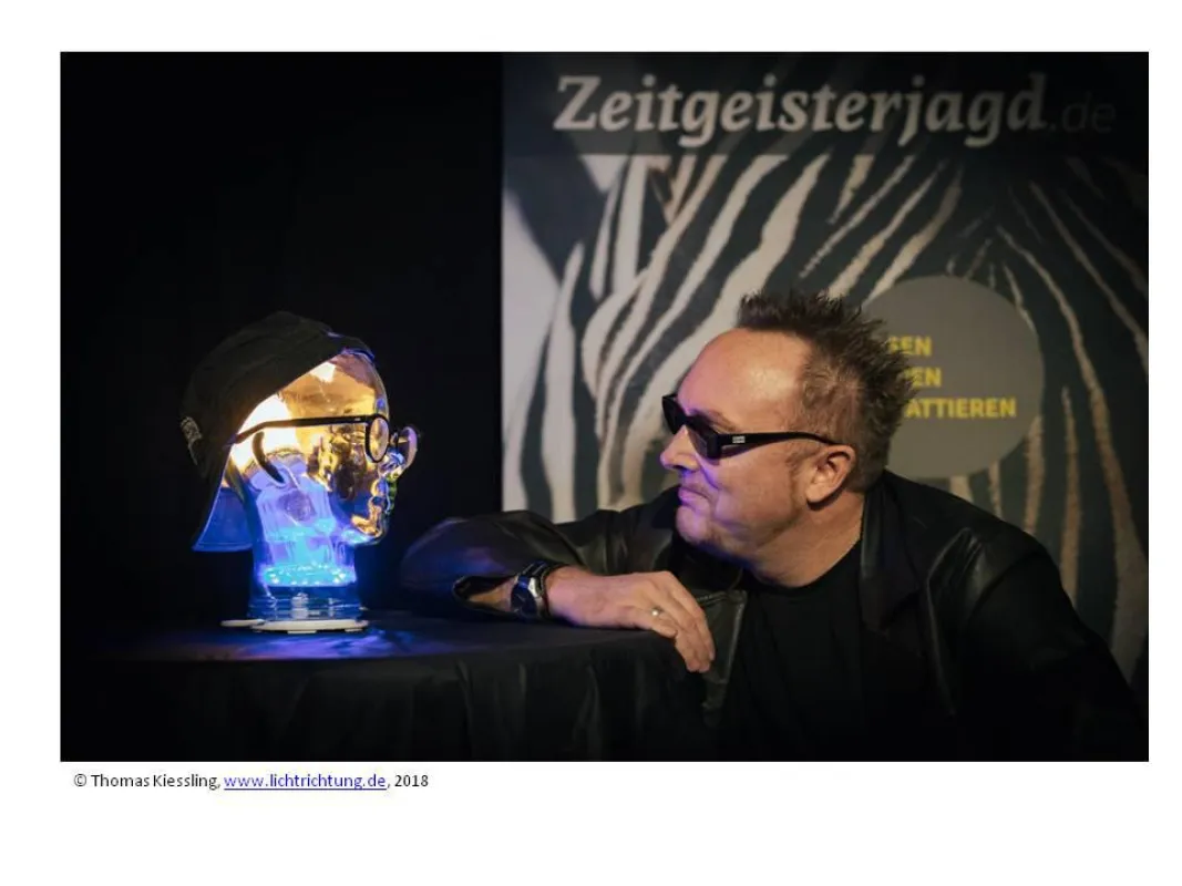 Matthias Heitmann mit der künstlichen Intelligenz Karla-Ingeborg