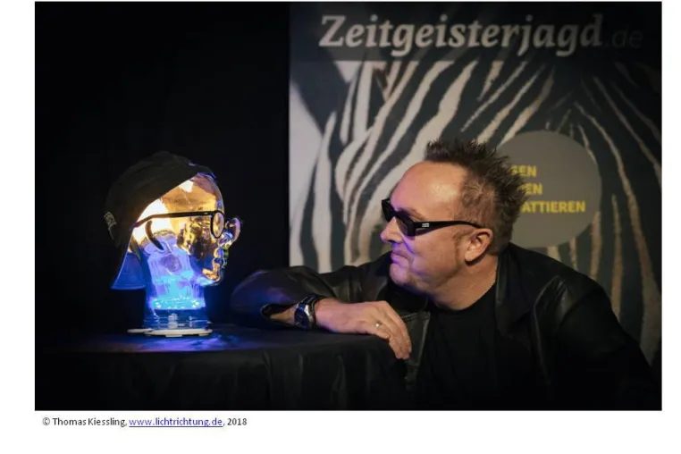 Bild: Kabarett trifft KI: „Karla-Ingeborg auf Zeitgeisterjagd“