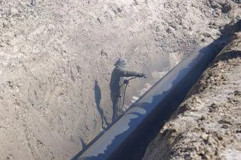 Bild: Ein aktuelles Ceramic Polymer Projekt: Außenbeschichtung von 90 km Öl-Pipeline mit „Proguard CN 100 iso“.
