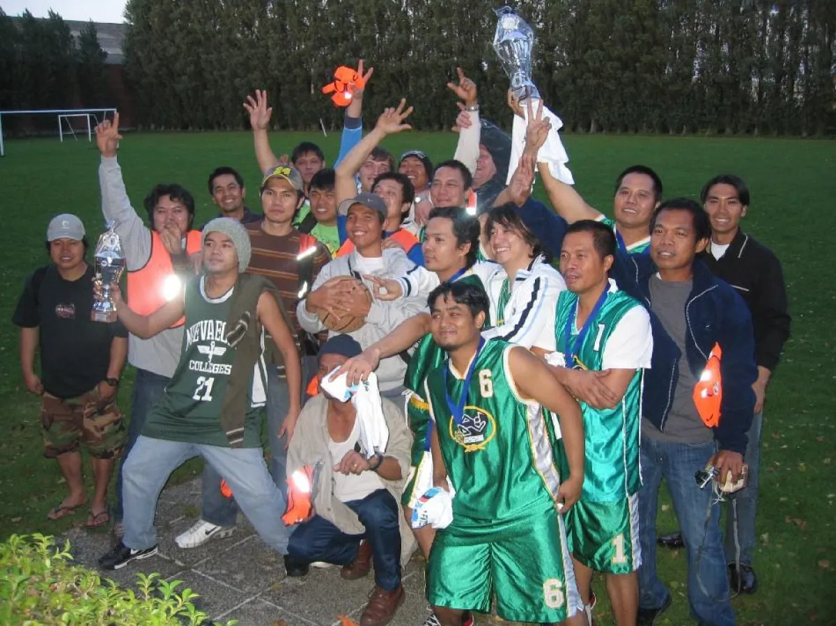 Foto(Antwerpen, J.Pfautsch) Glückliche Sieger d. Gesamtpokals im Basketball am 14.09.2008 in Antwerpen mit Pokal, die philippinische Mannschaft des unter liberianischer Flagge fahrenden Schiffes 'Petr
