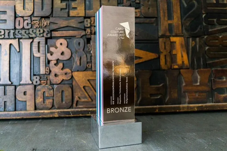 Bonner Hofgartenmanufaktur räumt in Hamburg beim CARD COUTURE AWARD 2017 by FEDRIGONI ab Bild: Bonner Hofgartenmanufaktur räumt in Hamburg beim CARD COUTURE AWARD 2017 by FEDRIGONI ab
