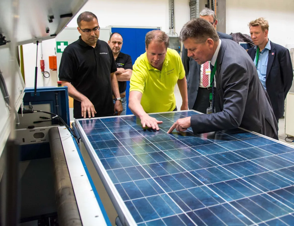 CEO G. Cunze erklärt Bremens Umweltsenator Lohse (re.) die visuelle Prüfung eines PV-Moduls ©SUBV