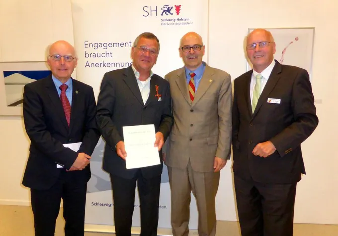 Bild: Vorsitzender Volker Möller mit Verdienstmedaille am Bande geehrt.