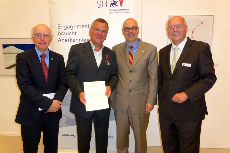 Bild: Vorsitzender Volker Möller mit Verdienstmedaille am Bande geehrt.