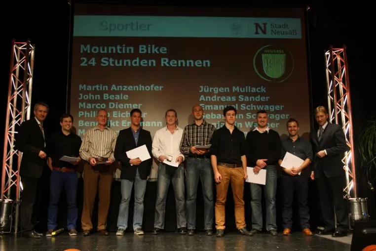 Goldene Sportplakette für das Team LEW Bergziege - Mountainbiker von der Stadt Neusäß ausgezeichnet Bild: Goldene Sportplakette für das Team LEW Bergziege - Mountainbiker von der Stadt Neusäß ausgezeichnet