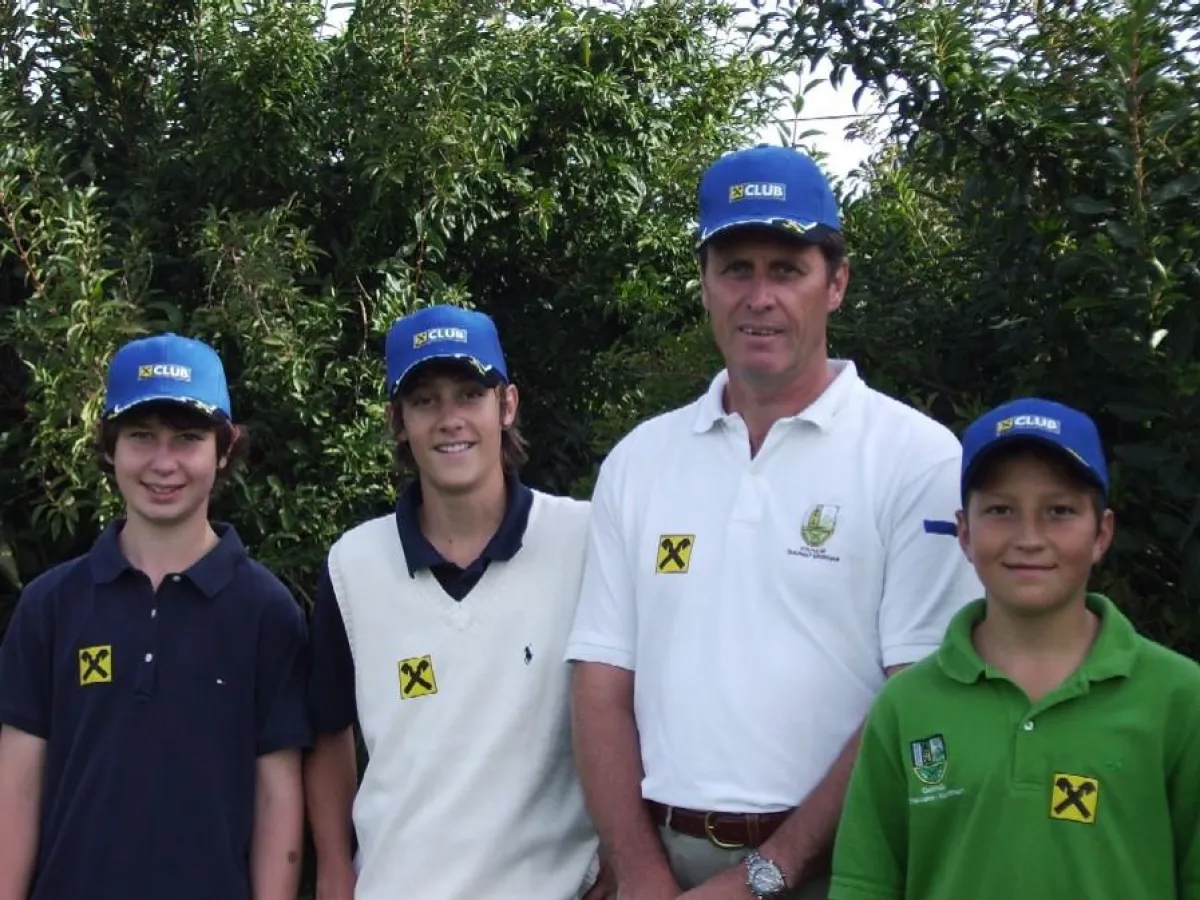 Nikolaus Oberwallner, Lukas Skergeth und Tobias Staudinger verheissen dem GC Traunsee eine erfolgreiche Teilnahme bei Jugendturnieren(mit Betreuer Prof. Norbert Lehner).