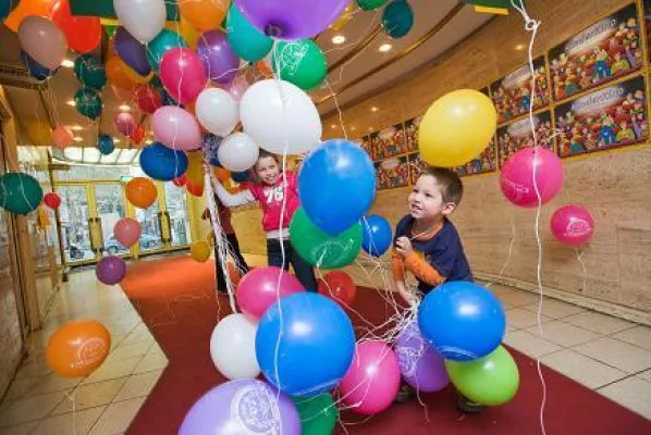 Bild: 24 Jahre Kinderfilm des Monats - Ein blauer Kinolöwe feiert Geburtstag