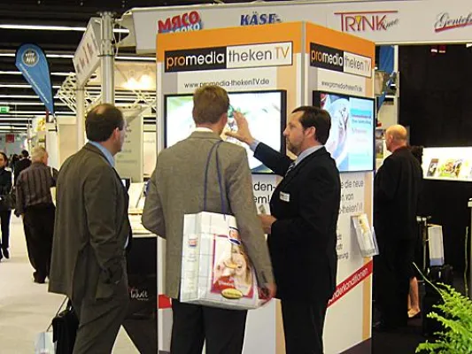 Bild: Erlebniskauf an der Fleischtheke. CITTADINO mit promedia thekenTV auf der IFFA 2010