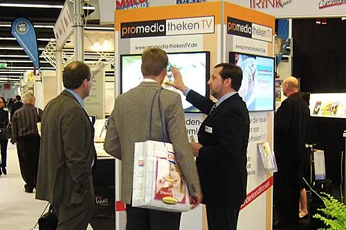 Bild: Erlebniskauf an der Fleischtheke. CITTADINO mit promedia thekenTV auf der IFFA 2010