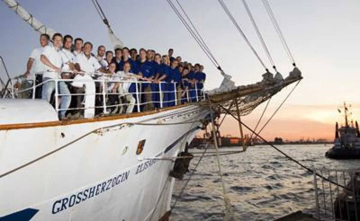 Schulschiff mit AIDA Azubis legt in Hamburg an