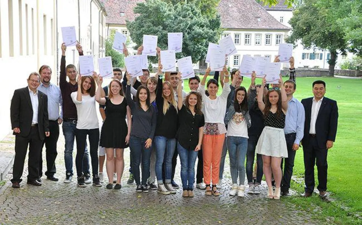 17 Schülerinnen und Schüler aus 5 europäischen Ländern informierten sich über das duale Studium