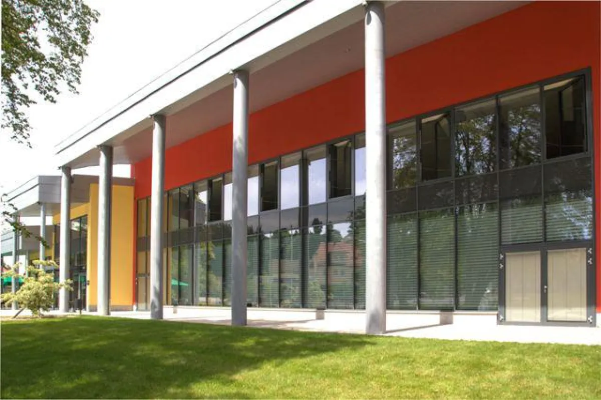 Das klar gegliederte Säulenvordach übernimmt auch Aufgaben des Wetter- und Sonnenschutzes