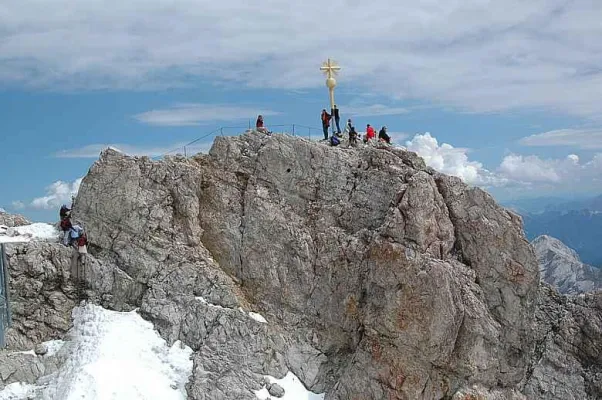 Bild: Das ist Zugspitze – Spitzenmotivation und Gipfelmarsch auf Deutschlands höchsten Berg