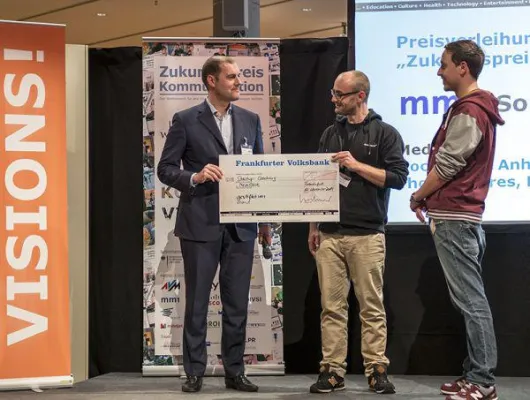 Bild: Zukunftspreis Kommunikation 2014 - mm1 prämiert MediGlove-Erfinder mit Startup Coaching