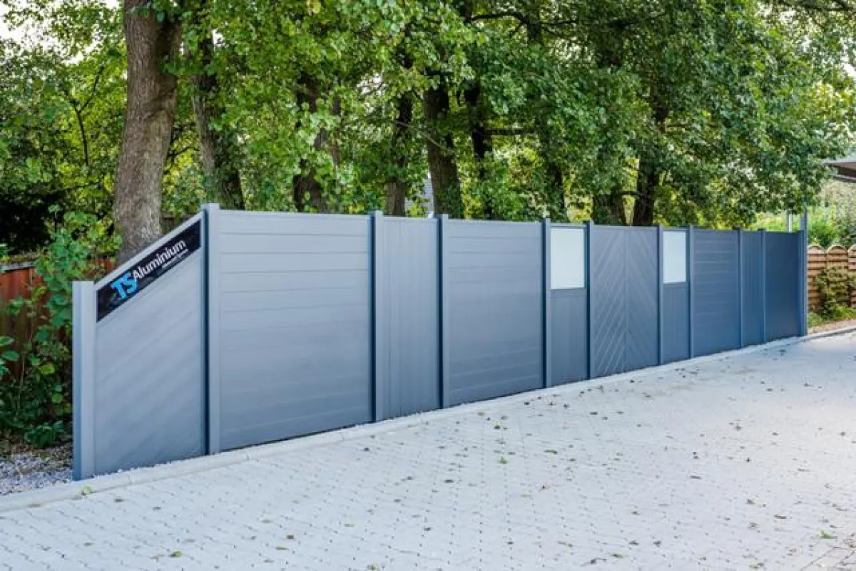 Variantenreichtum, gefertigt aus nur wenigen Profilen: Die „Serie Sichtschutz“ von TS Aluminium.