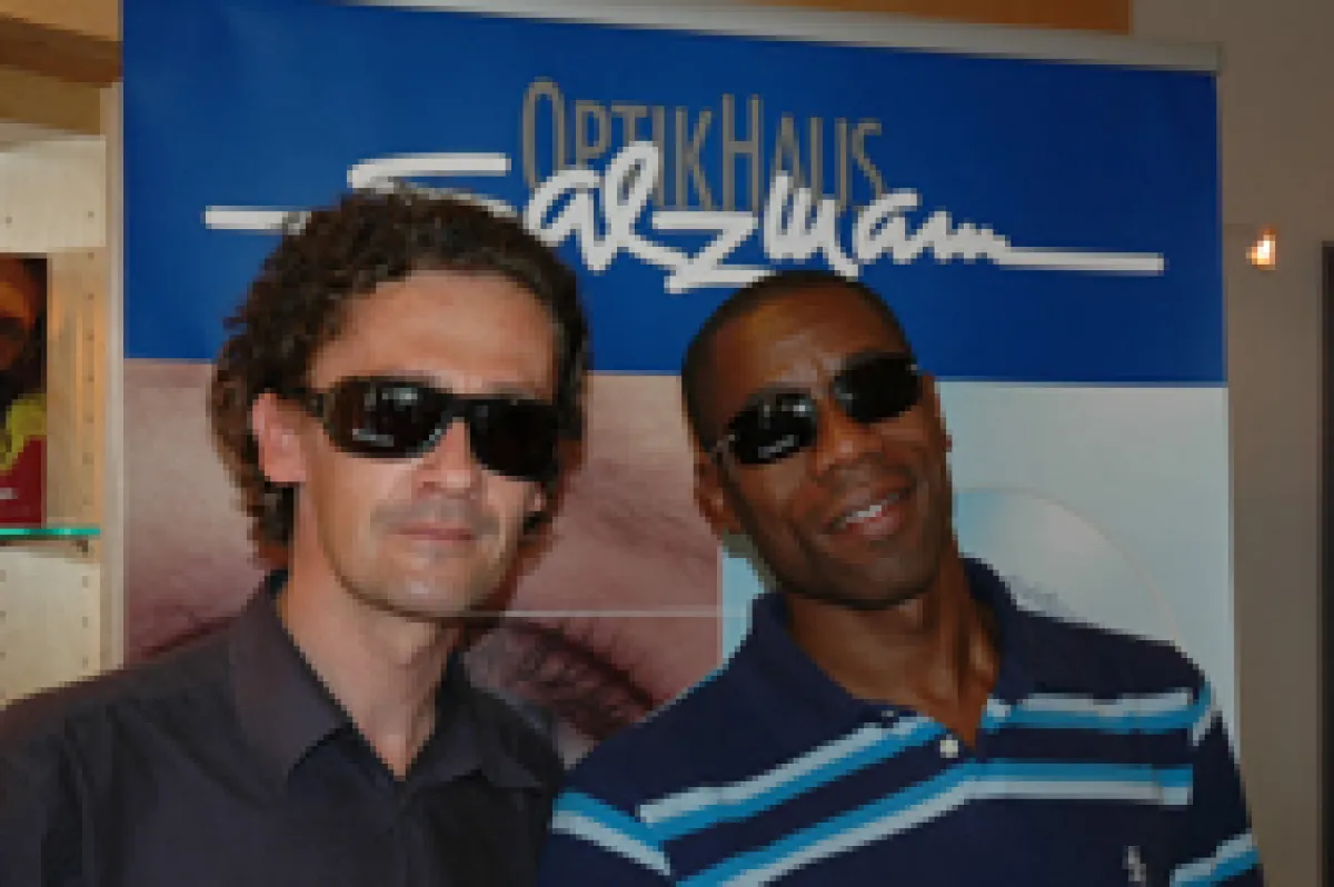 Andrew Roachford besuchte den Neu-Ulmer Brillendesigner Martin Salzmann